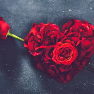 Arreglos florales en forma de corazón para aniversario